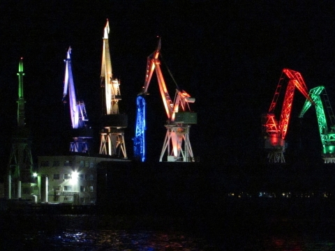 Pula-Stadthafen bei Nacht